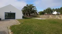 House 2 to 10 people with indoor heated pool in Belle Île Phare de Goulphar附近的飯店