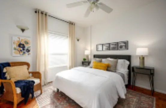 Suite Magnolia. Steps to Downtown & Breweries. Modern 2 bedroom apt w/fireplace.