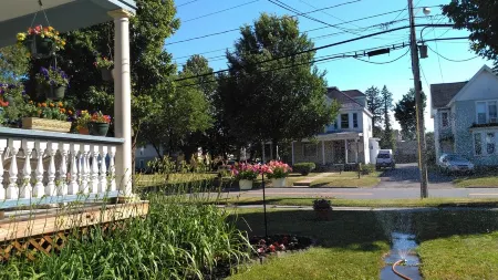 The Butler's Pantry<br>One half of Victorian duplex Отели в г. Oneida County