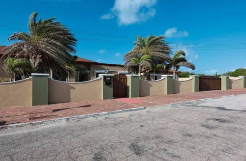 5 Min walk to Baby Beach! - Secluded Villa