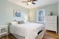 Cozy cottage nestled in the woods bordering beautiful Lake Cumberland