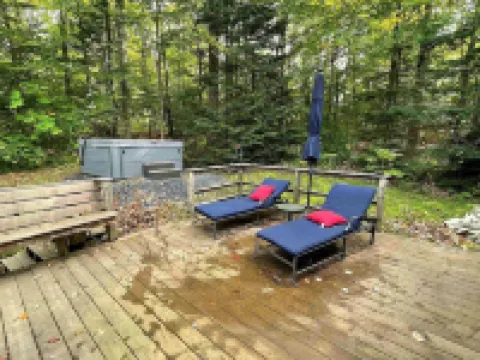 Cheerful 3 bed/2.5 bath home w/ hot tub - sleeps 9