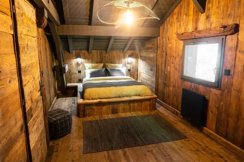 Magnificent chalet on a green island. 2 ponds, private sauna and jacuzzi