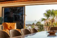 Striking Ocean View with huge Pool - walk to Beach