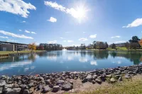 Inviting Home on Beautiful Pond Hotel a Pineville