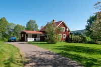 Idyllic Swedish house with lake view and 350 m private shoreline Hotels in Sunne