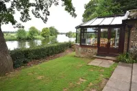 Riverside cottage in idyllic  location with private mooring.Great for fishing!