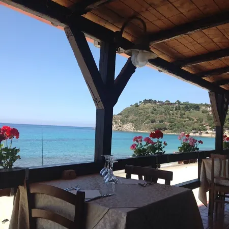 Stunning studio holiday apartment for 2/3 on resort, close to beach with 2 pools