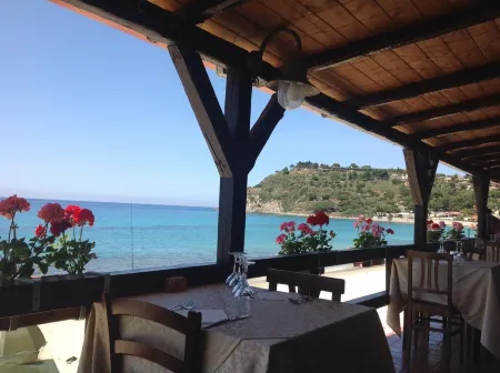 Stunning studio holiday apartment for 2/3 on resort, close to beach with 2 pools