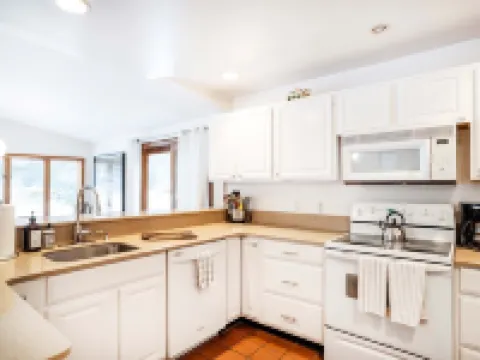 Beautiful lake house getaway Hotels in Shawangunk