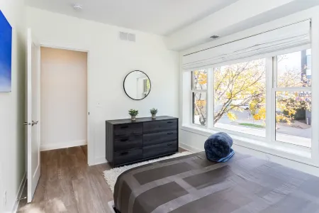 Modern condo #Self checkin #CityLife #Location #Rooftop Deck Отели рядом с достопримечательностью «Park Nicollet Eye Care and Optical Store St. Louis Park»