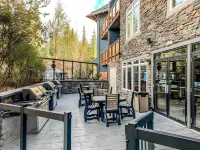 Top-Floor Condo with stunning mountain views!