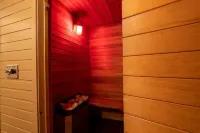 Ski village penthouse w/ hot tub & sauna, Hemlock Valley