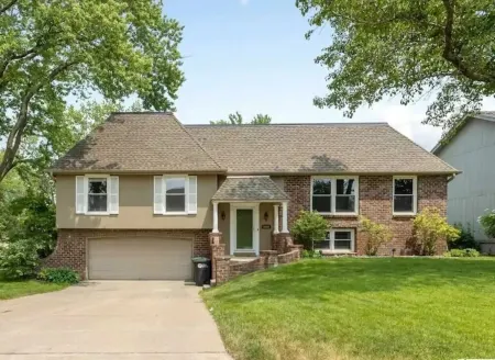 Spacious Home with Pool Hot Tub and Arcade Games . Great Quiet and Safe Location