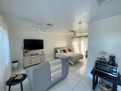 Centrally located, cozy studio in residential neighborhood.