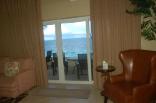 Ocean Front 3 Bedroom - 5 Minute Walk to Atlantis Complex