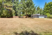 Hike to the Coast! Log Cabin on 5 Acres in Bandon