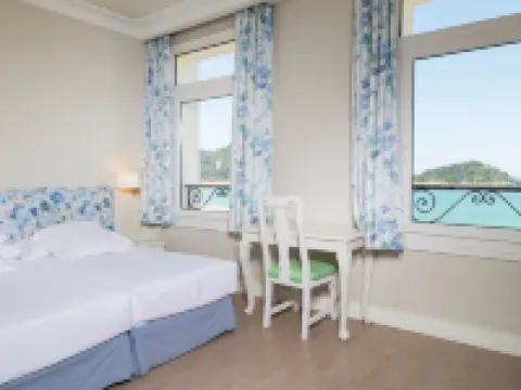 Hotel Niza Hotels near Beach of La Concha