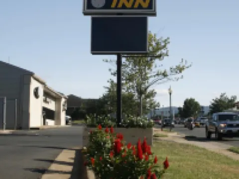 Relax Inn Front Royal Hotels in Warren County
