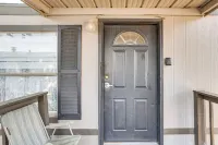 13 Mi to OKC Edmond Home with Playground Access! Hotel di Edmond