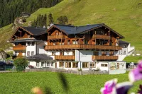 Hotel zum grünen Tor Hotels in Juns