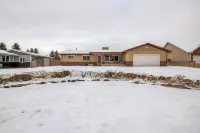 Comfortable & Spacious 3br Home In Cheyenne 3 Bedroom Home Hotels in Cheyenne