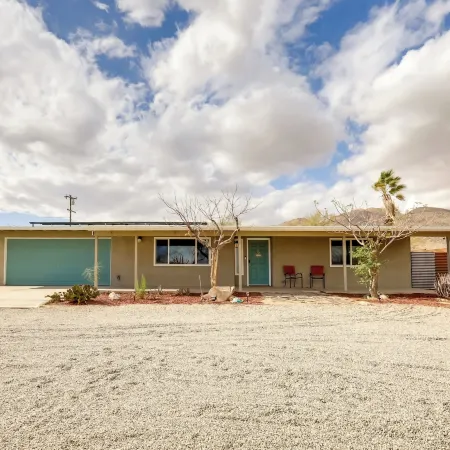 Mtn-view Home w/ Hot Tub: 8 Mi to Joshua Tree!