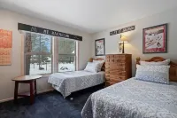 Beautifully Updated 6 Todd Home with Hot Tub and Easy Access to Sharc by RedAwning - شرفة
