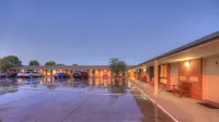 Moama Central Motel - parking