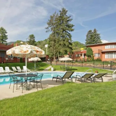 Rainbow Lodge and Inn Отели рядом с достопримечательностью «Сад богов»