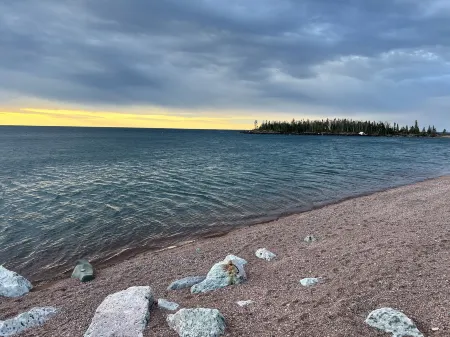 Shoreline Inn Отели рядом с достопримечательностью «Drury Lane Books»