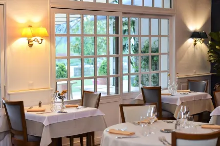 Logis Hôtel Restaurant le Chêne Vert Отели в г. Рокль