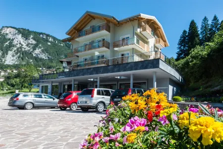 Hotel Fontanella Отели рядом с достопримечательностью «Lake Molveno»