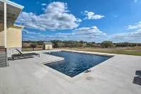 Hot Tub & Game Room: Schulenburg Retreat - Pet friendly
