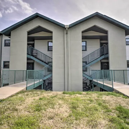 < 1 Mi to Strip! Golfer's Oasis w/ Pool in Branson