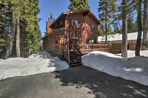 Tahoe Donner Retreat w/ Decks & Lake Access! - مسبح