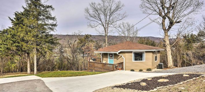 Picturesque Cottage in the Heart of Trenton! Отели в г. Дейд