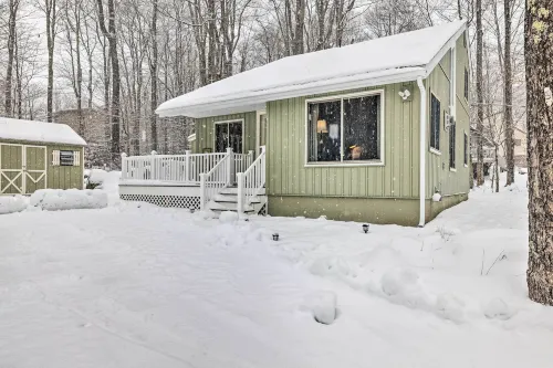 Poconos Getaway w/ Fire Pit: 1 Block to Lake! - Maalaistalo