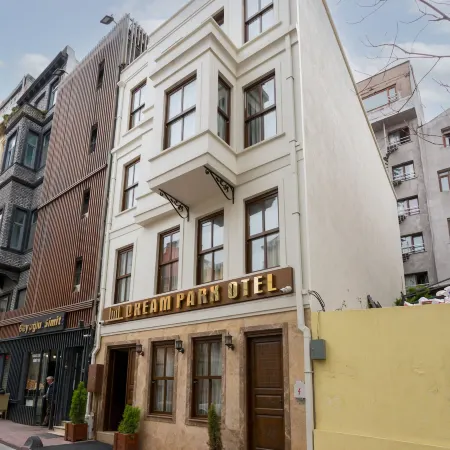 Dream Park Hotel Отели рядом с достопримечательностью «Улица Невизаде»