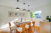 Seaside Home w/ Hot Tub & Patio: Close to Beaches! Hotels in Seaside