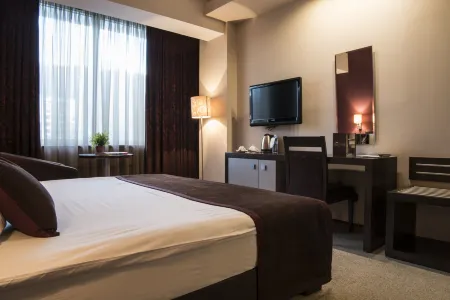 Queen's Hotel - Zebra Centre