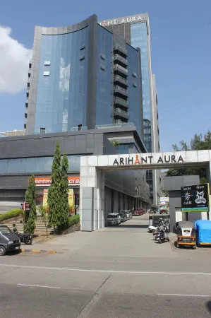 The Monarch Turbhe Отели рядом со станцией Vashi Railway Station