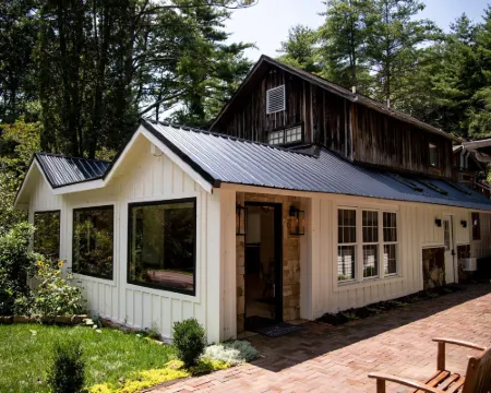 Outpost Inn Hotels in Highlands