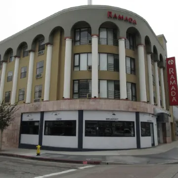Ramada by Wyndham Los Angeles/Koreatown West Отели рядом с достопримечательностью «Концертный зал Shrine Auditorium»