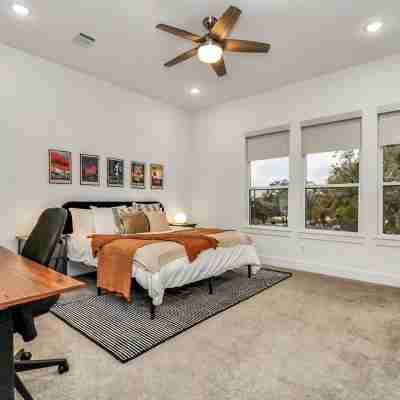 Rooftop Theater ~ 5 Minutes to Downtown! ~ City Views Rooms