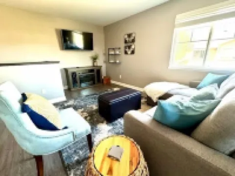 "Lil' Castle Pines" - Cozy 1-bedroom loft in quiet neighborhood!