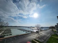 Port Clinton Paradise- 2 Bedroom Waterfront Condo:  Hot Tub, Sauna, Fire Pit فنادق في بورت كلينتون