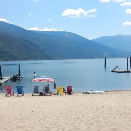Beautiful Beach front cottage near Nelson, BC
