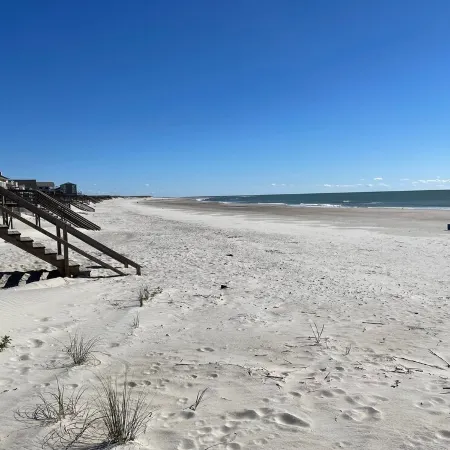 Charming 2-bedroom condo in delightful Pawleys Island with AC, WiFi.