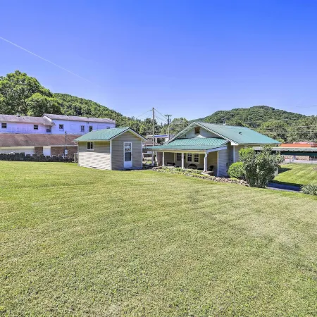 Cozy Damascus Cottage w/ Porch & Trail Access!